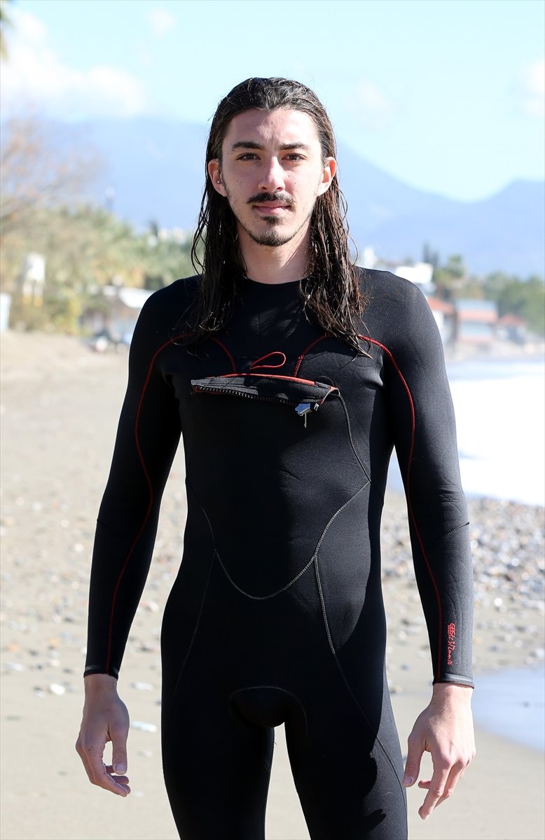 Antalya'da Ocakta Sörf Keyfi Yaptılar