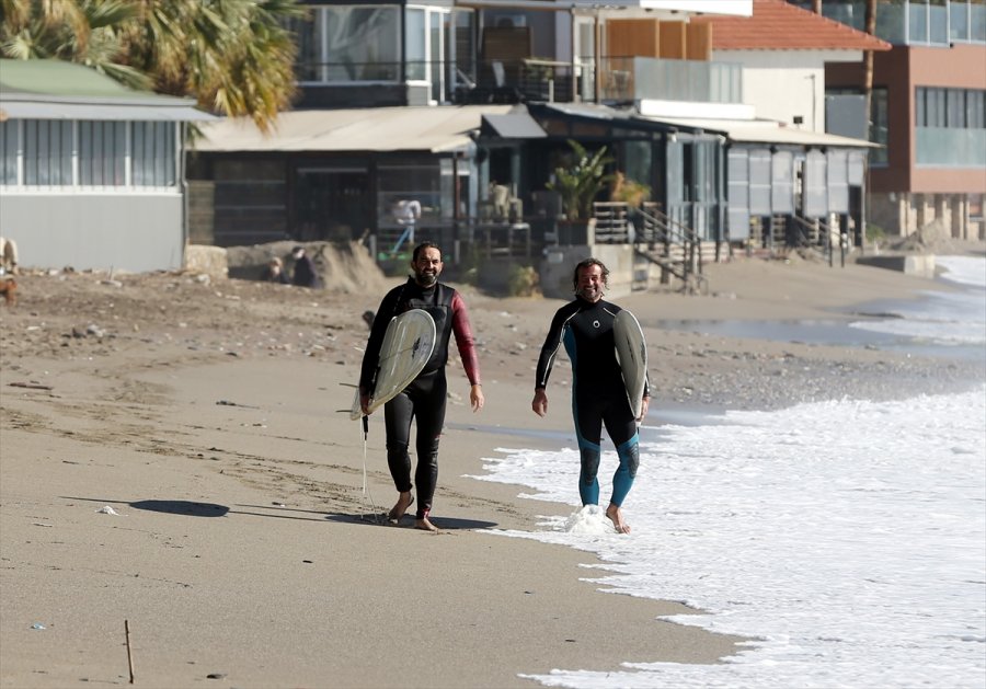 Antalya'da Ocakta Sörf Keyfi Yaptılar
