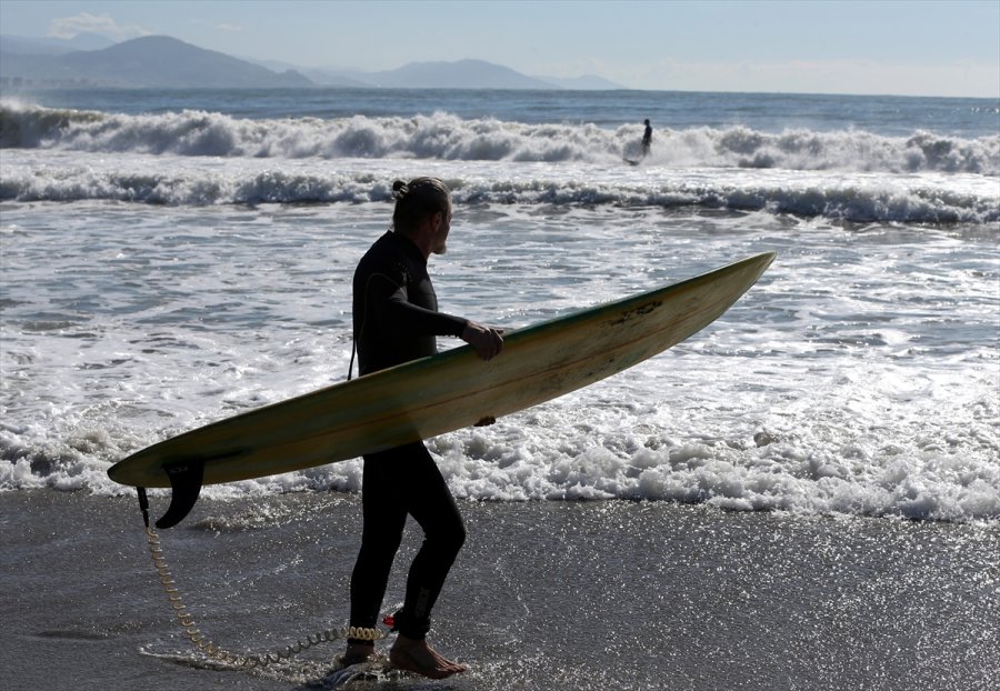 Antalya'da Ocakta Sörf Keyfi Yaptılar