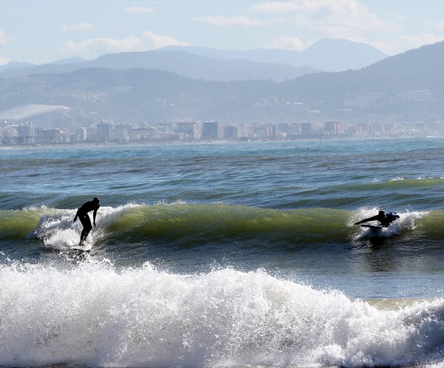 Antalya'da Ocakta Sörf Keyfi Yaptılar