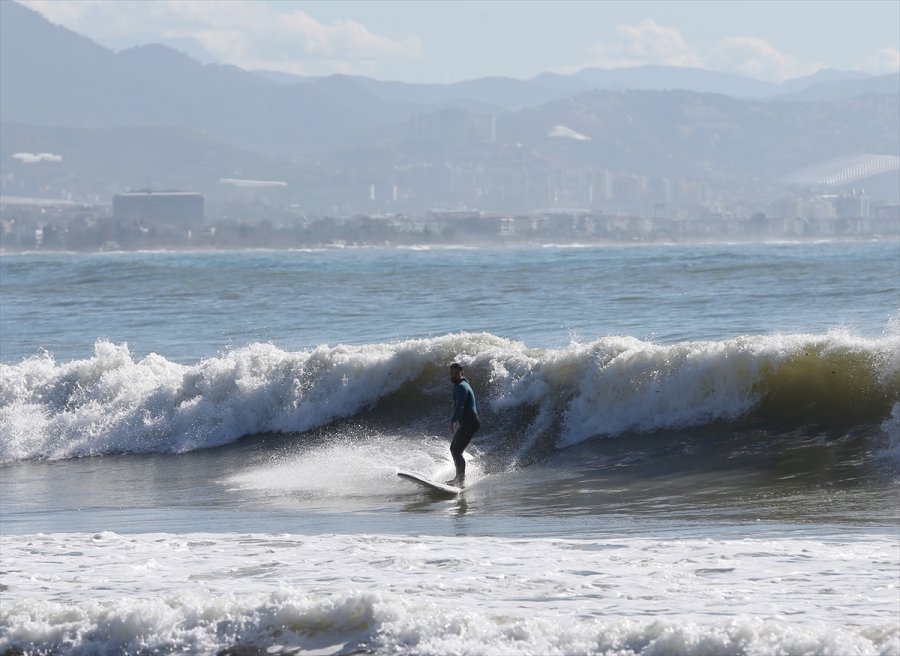 Antalya'da Ocakta Sörf Keyfi Yaptılar