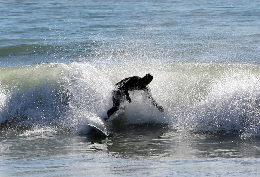 Antalya'da Ocakta Sörf Keyfi Yaptılar