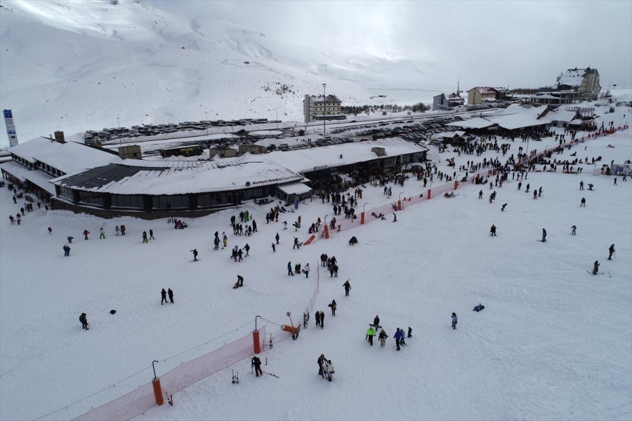Erciyes Kayak Merkezi'nde Hafta Sonu Yoğunluğu