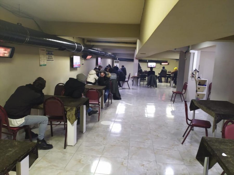 Eskişehir'de Mühürlü Dernek Binasında Kumar Oynayan 38 Kişiye, 119 Bin 700 Lira Ceza Kesildi