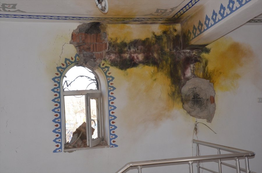 Karaman'da Yıldırım İsabet Eden Caminin Minaresi Yıkıldı