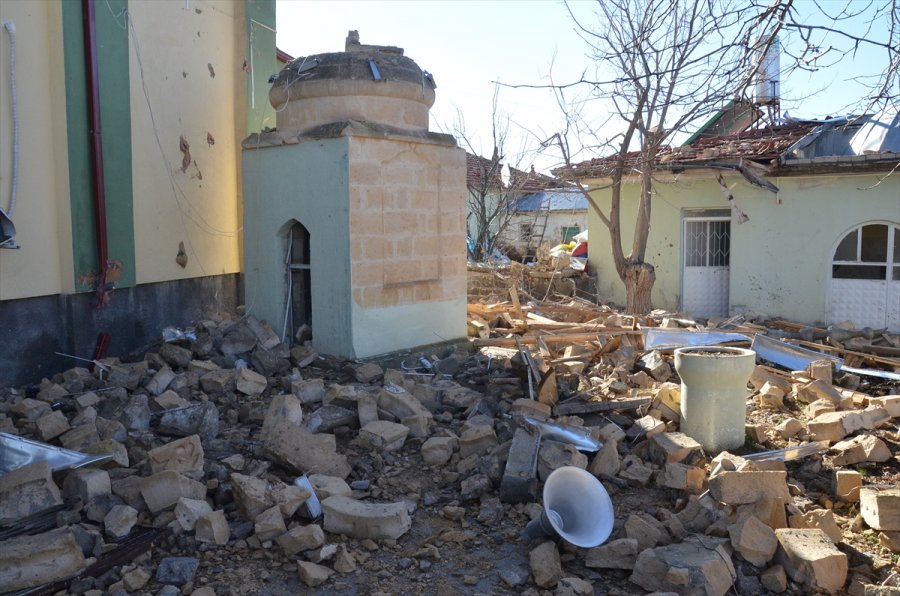 Karaman'da Yıldırım İsabet Eden Caminin Minaresi Yıkıldı