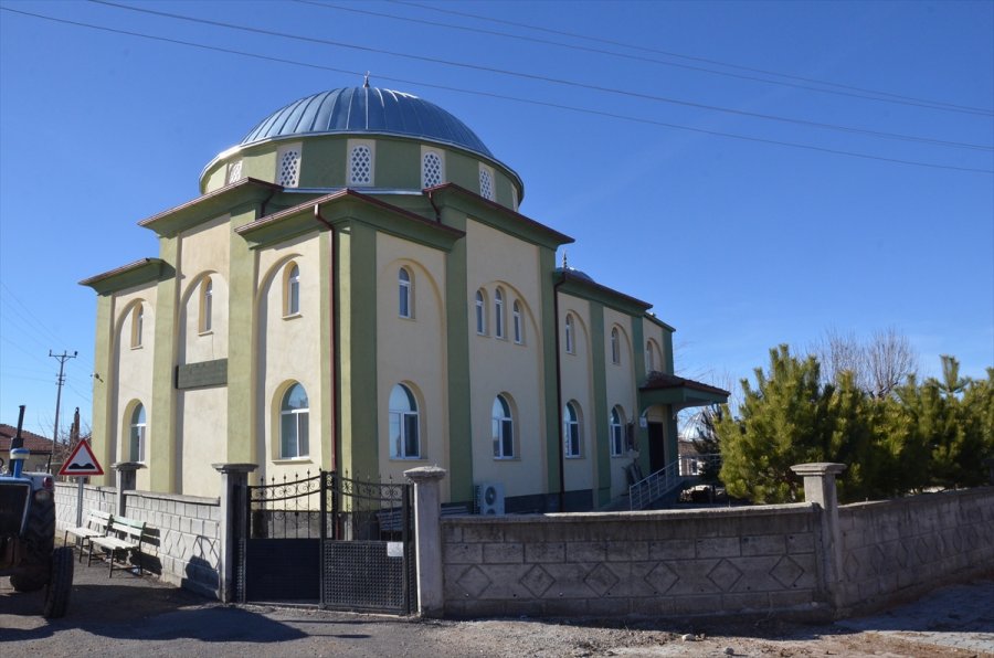 Karaman'da Yıldırım İsabet Eden Caminin Minaresi Yıkıldı