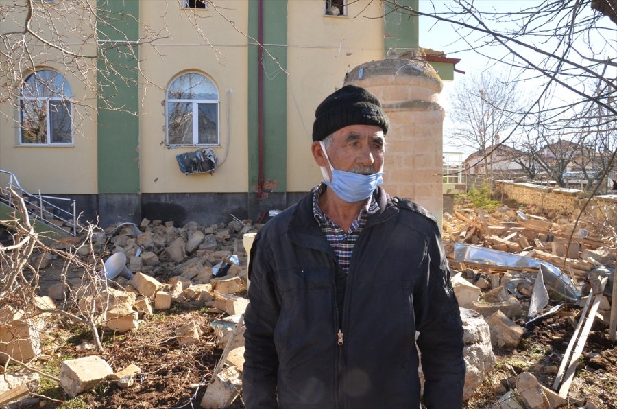 Karaman'da Yıldırım İsabet Eden Caminin Minaresi Yıkıldı