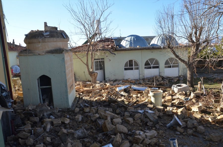 Karaman'da Yıldırım İsabet Eden Caminin Minaresi Yıkıldı