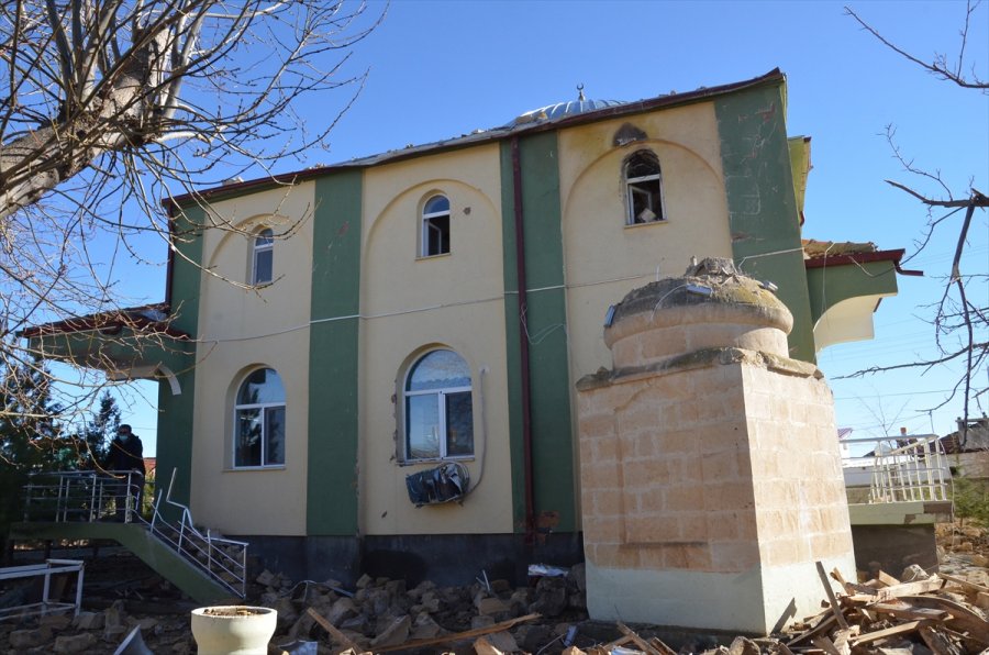 Karaman'da Yıldırım İsabet Eden Caminin Minaresi Yıkıldı