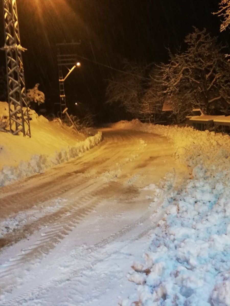 Mersin'de Kardan Kapanan Yolda Araçlarıyla Mahsur Kalanlar, Belediye Ekiplerince Kurtarıldı