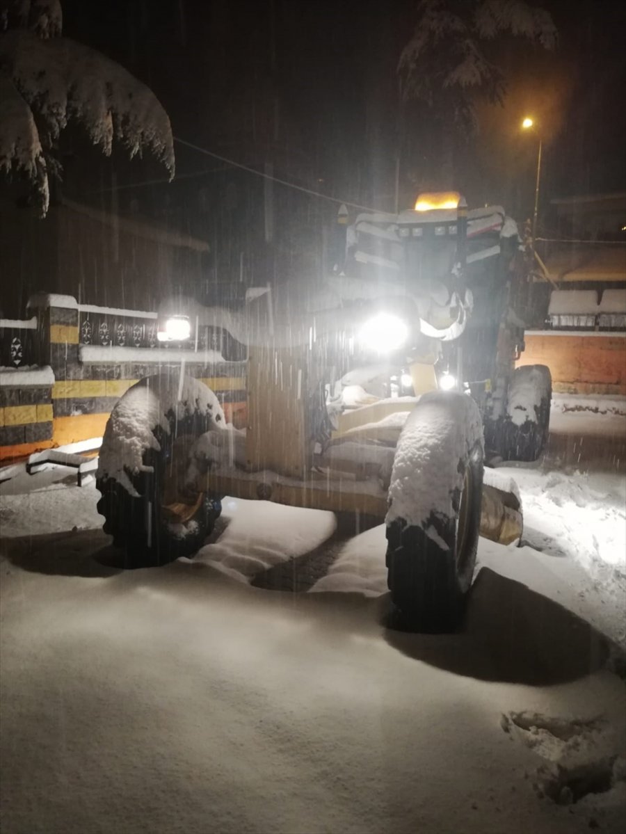 Mersin'de Kardan Kapanan Yolda Araçlarıyla Mahsur Kalanlar, Belediye Ekiplerince Kurtarıldı