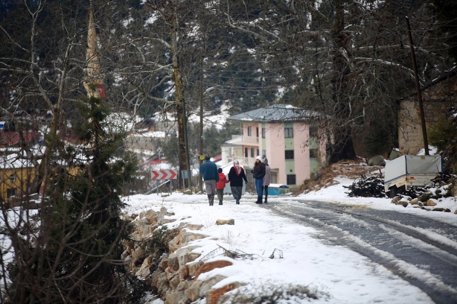 Mersin'in Yüksek Kesimleri Beyaza Büründü