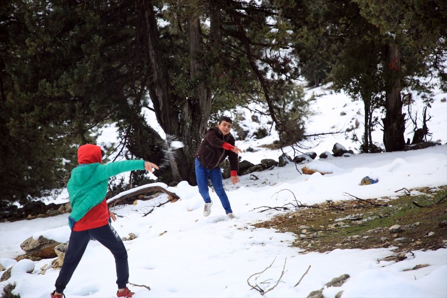 Mersin'in Yüksek Kesimleri Beyaza Büründü