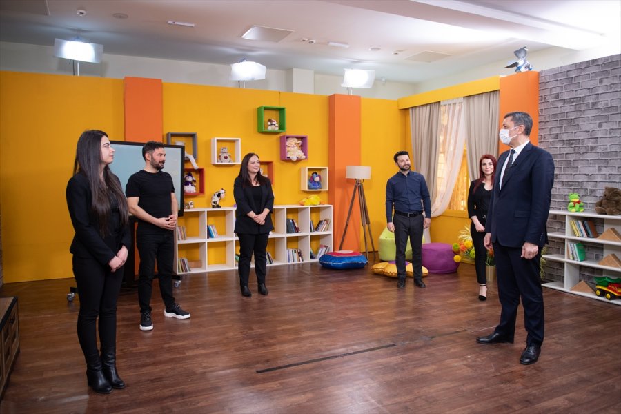 Eba Tv Öğretmenleri 10 Ayda 10 Bin Ders Videosuyla Rekora İmza Attı