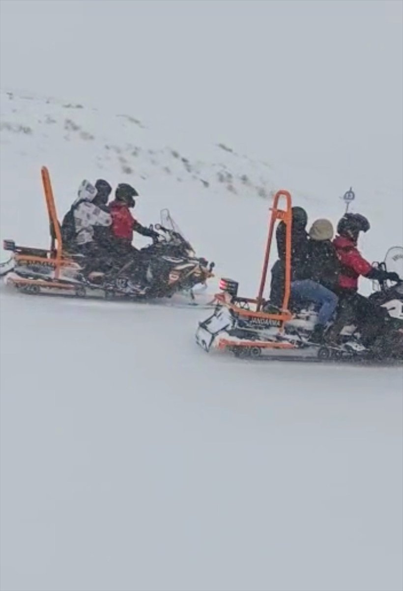 Erciyes'te Kayak Yaparken Mahsur Kalan Turistleri Jak Timi Kurtardı