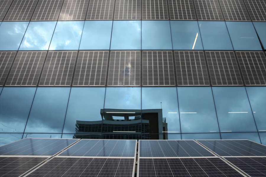 Güneş Enerjisi Pilli Isıcamla Yapılan Bina Elektrik Üretiyor
