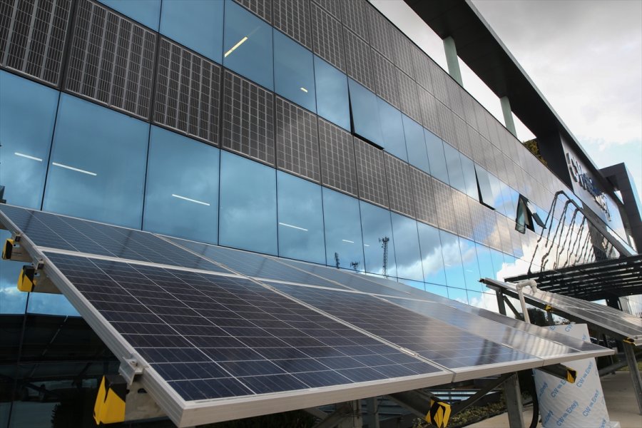 Güneş Enerjisi Pilli Isıcamla Yapılan Bina Elektrik Üretiyor