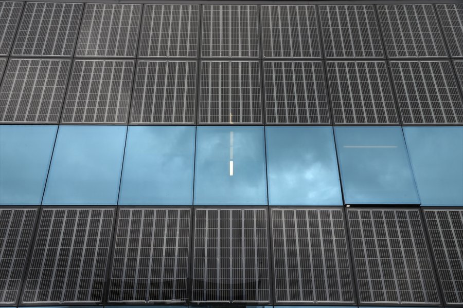 Güneş Enerjisi Pilli Isıcamla Yapılan Bina Elektrik Üretiyor