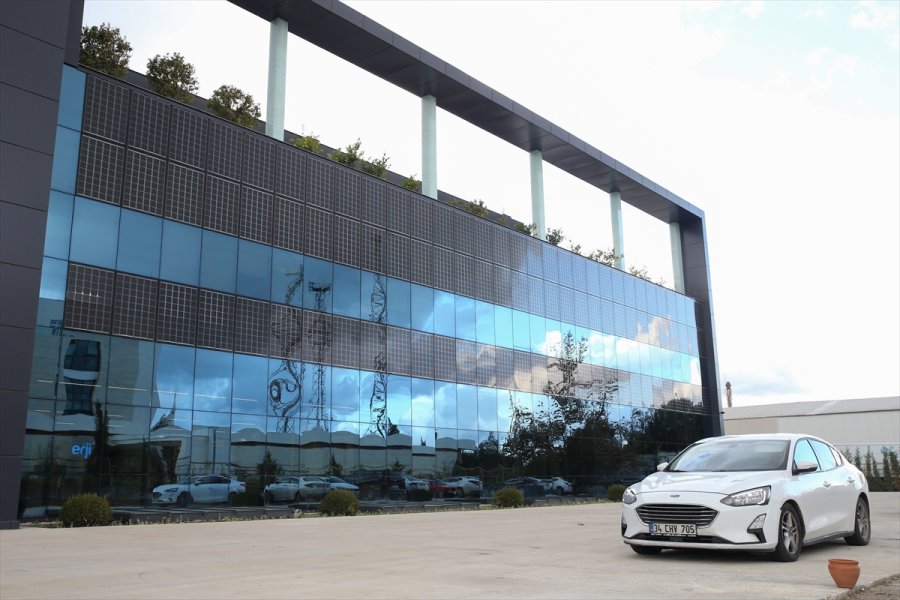 Güneş Enerjisi Pilli Isıcamla Yapılan Bina Elektrik Üretiyor