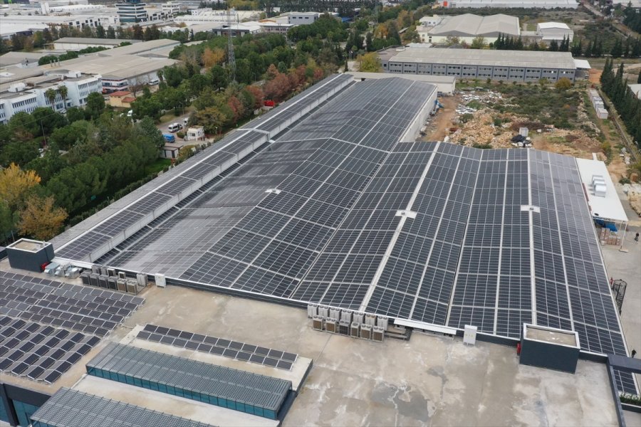 Güneş Enerjisi Pilli Isıcamla Yapılan Bina Elektrik Üretiyor