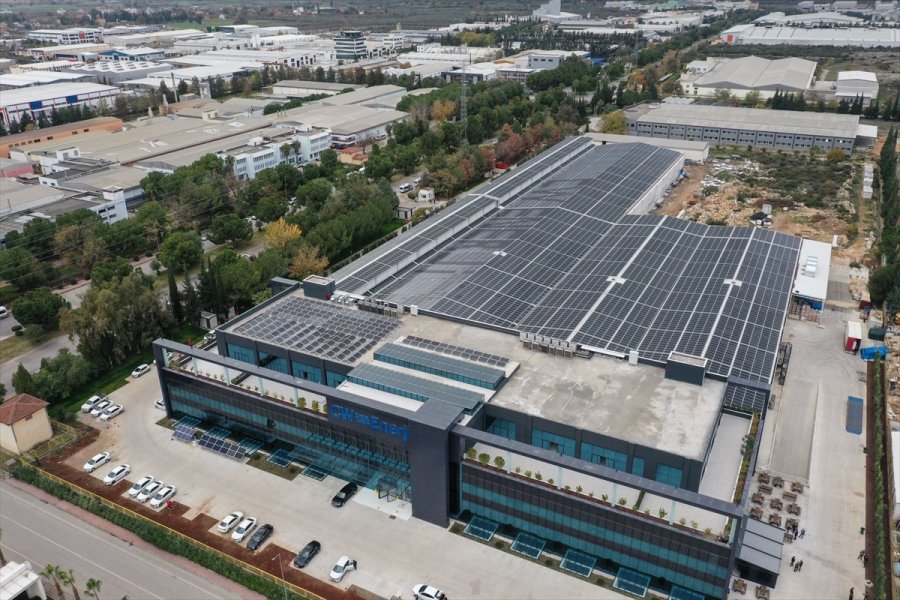 Güneş Enerjisi Pilli Isıcamla Yapılan Bina Elektrik Üretiyor