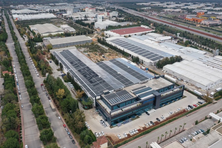 Güneş Enerjisi Pilli Isıcamla Yapılan Bina Elektrik Üretiyor