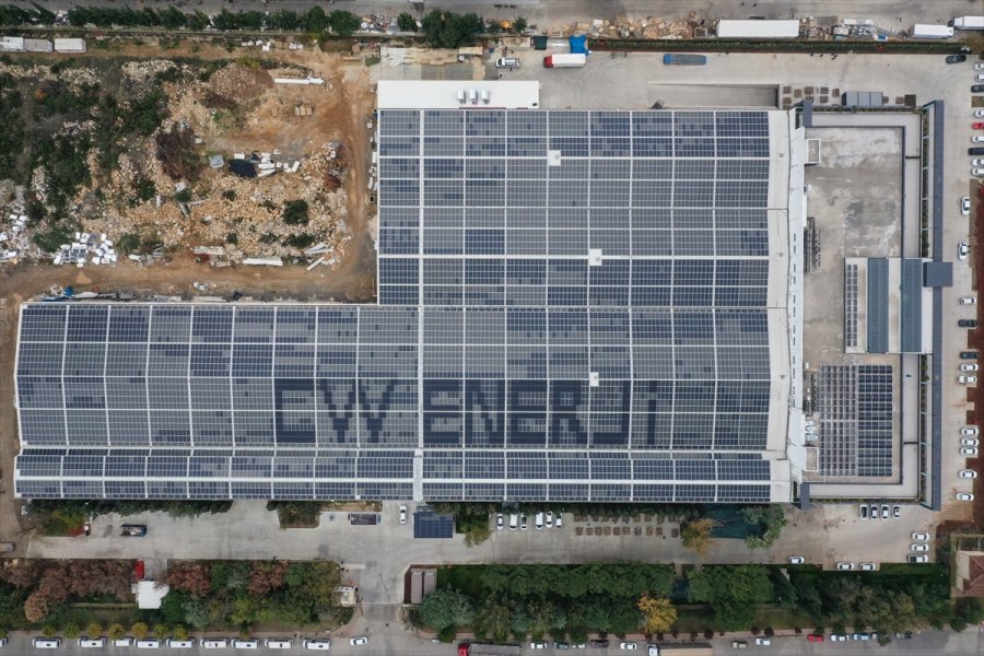 Güneş Enerjisi Pilli Isıcamla Yapılan Bina Elektrik Üretiyor