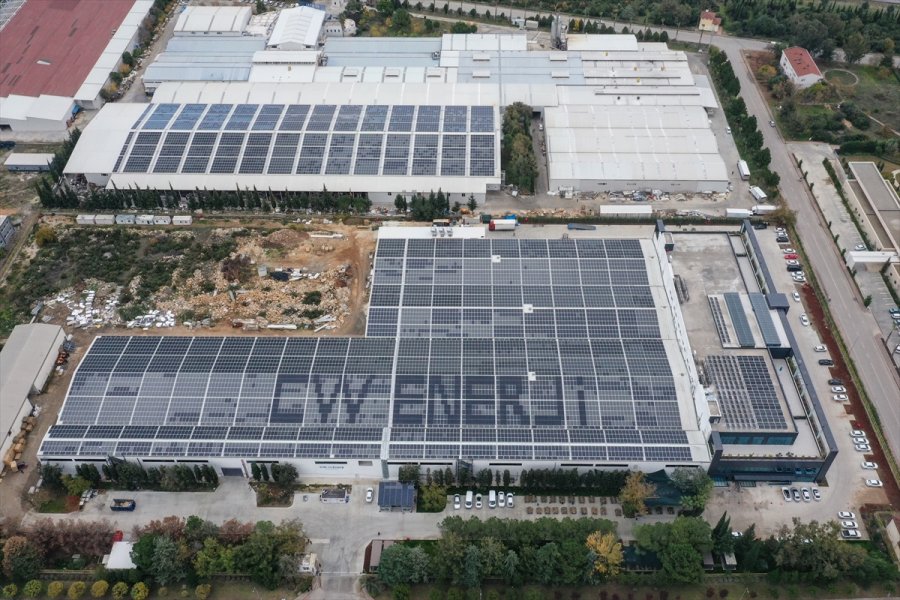 Güneş Enerjisi Pilli Isıcamla Yapılan Bina Elektrik Üretiyor