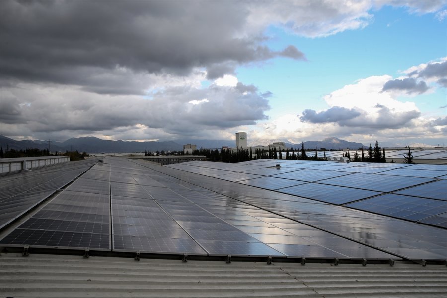 Güneş Enerjisi Pilli Isıcamla Yapılan Bina Elektrik Üretiyor