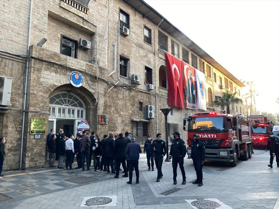 Mersin Büyükşehir Belediyesi Hizmet Binasında Yangın Çıktı