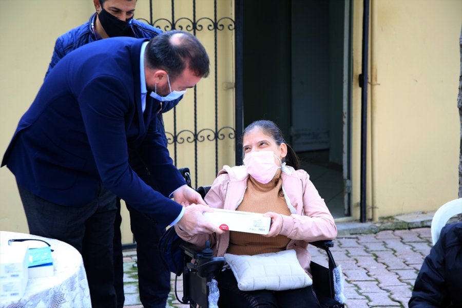 Mersin'de Hayırsever İş İnsanı Engellilere Tablet Hediye Etti