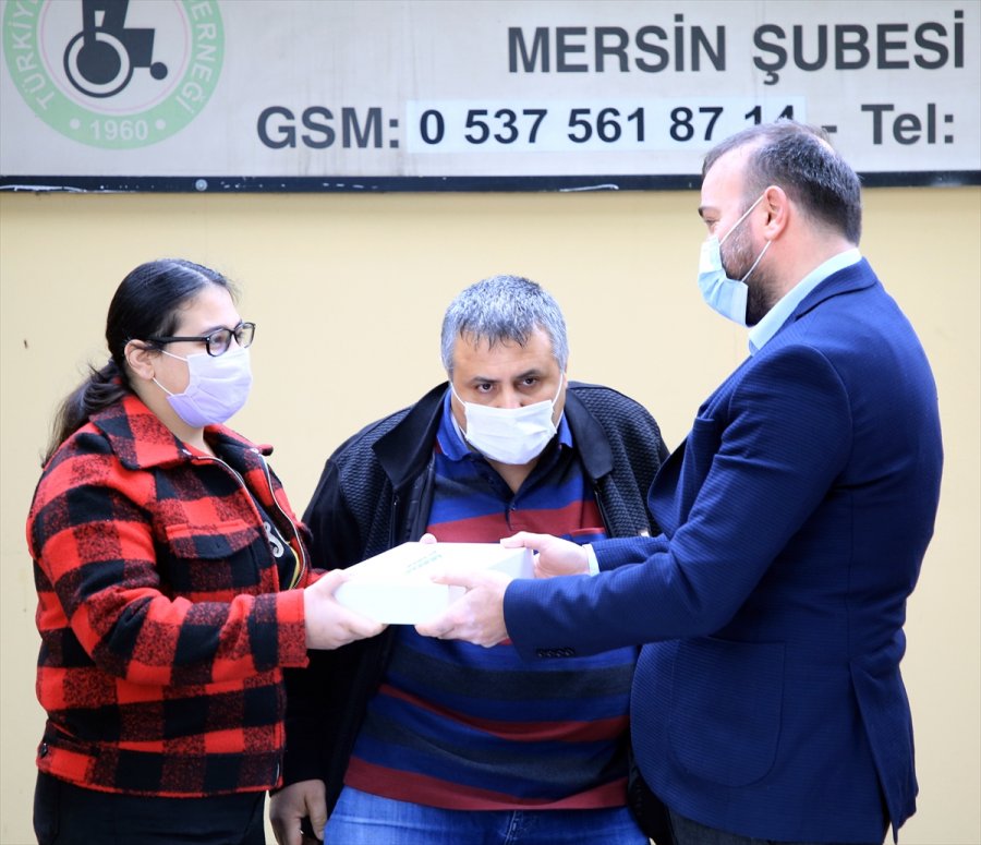 Mersin'de Hayırsever İş İnsanı Engellilere Tablet Hediye Etti