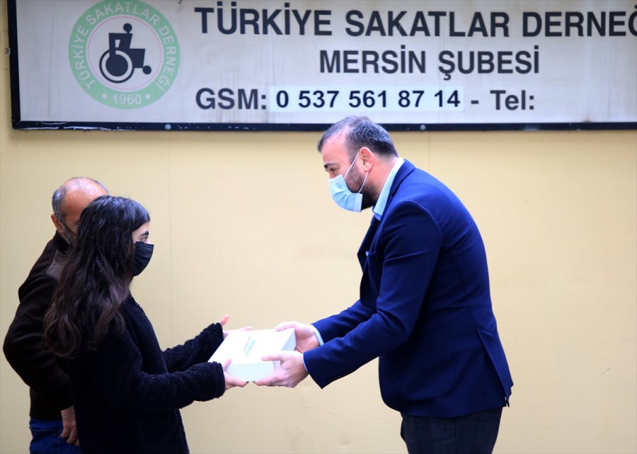 Mersin'de Hayırsever İş İnsanı Engellilere Tablet Hediye Etti