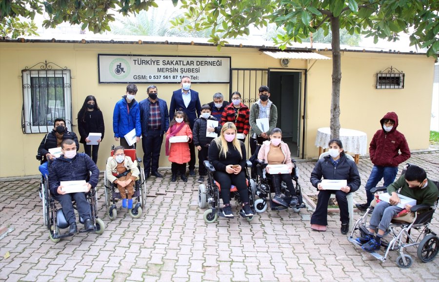 Mersin'de Hayırsever İş İnsanı Engellilere Tablet Hediye Etti
