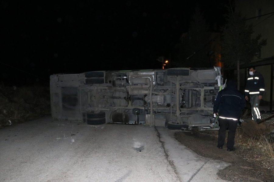Niğde'de Özel Halk Otobüsü İle Minibüs Çarpıştı: 2 Yaralı