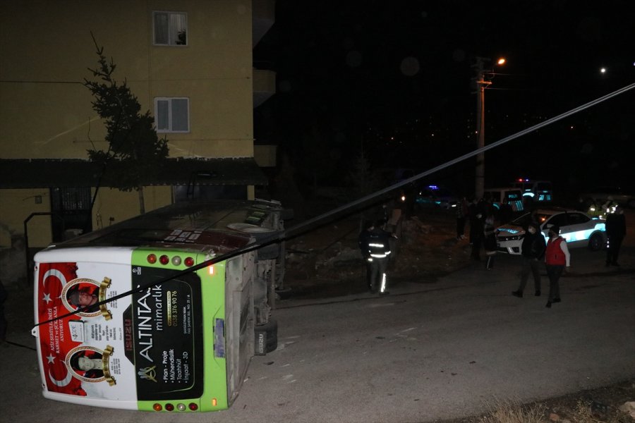 Niğde'de Özel Halk Otobüsü İle Minibüs Çarpıştı: 2 Yaralı