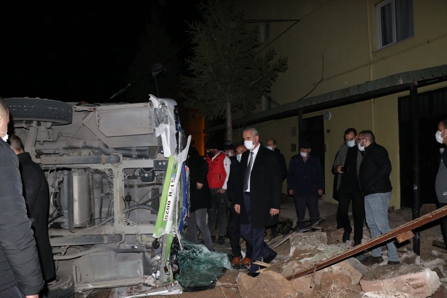 Niğde'de Özel Halk Otobüsü İle Minibüs Çarpıştı: 2 Yaralı