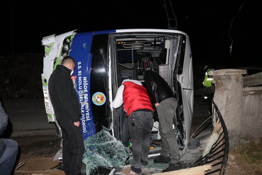 Niğde'de Özel Halk Otobüsü İle Minibüs Çarpıştı: 2 Yaralı