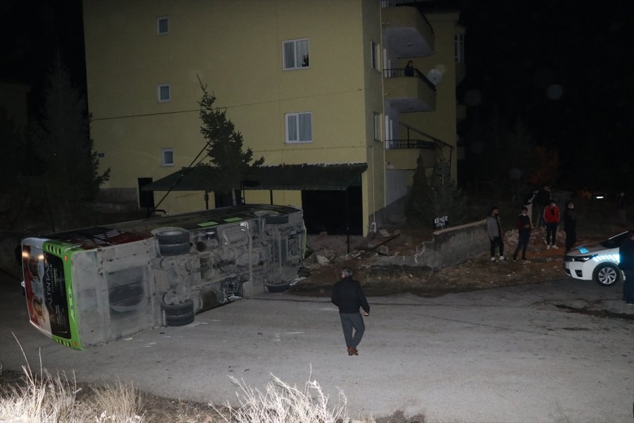 Niğde'de Özel Halk Otobüsü İle Minibüs Çarpıştı: 2 Yaralı