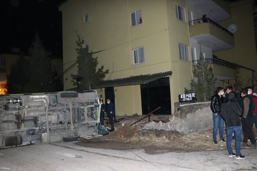Niğde'de Özel Halk Otobüsü İle Minibüs Çarpıştı: 2 Yaralı