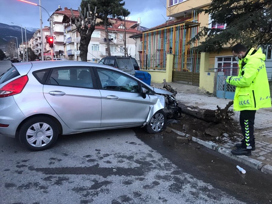 Akşehir'de Otomobil Ağaca Çarptı: 1 Yaralı
