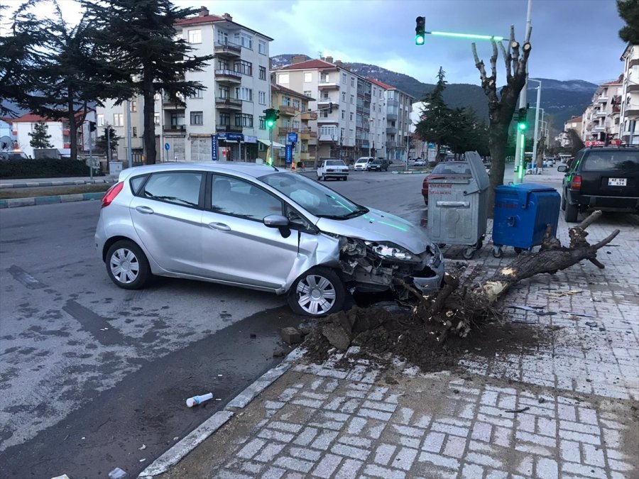 Akşehir'de Otomobil Ağaca Çarptı: 1 Yaralı