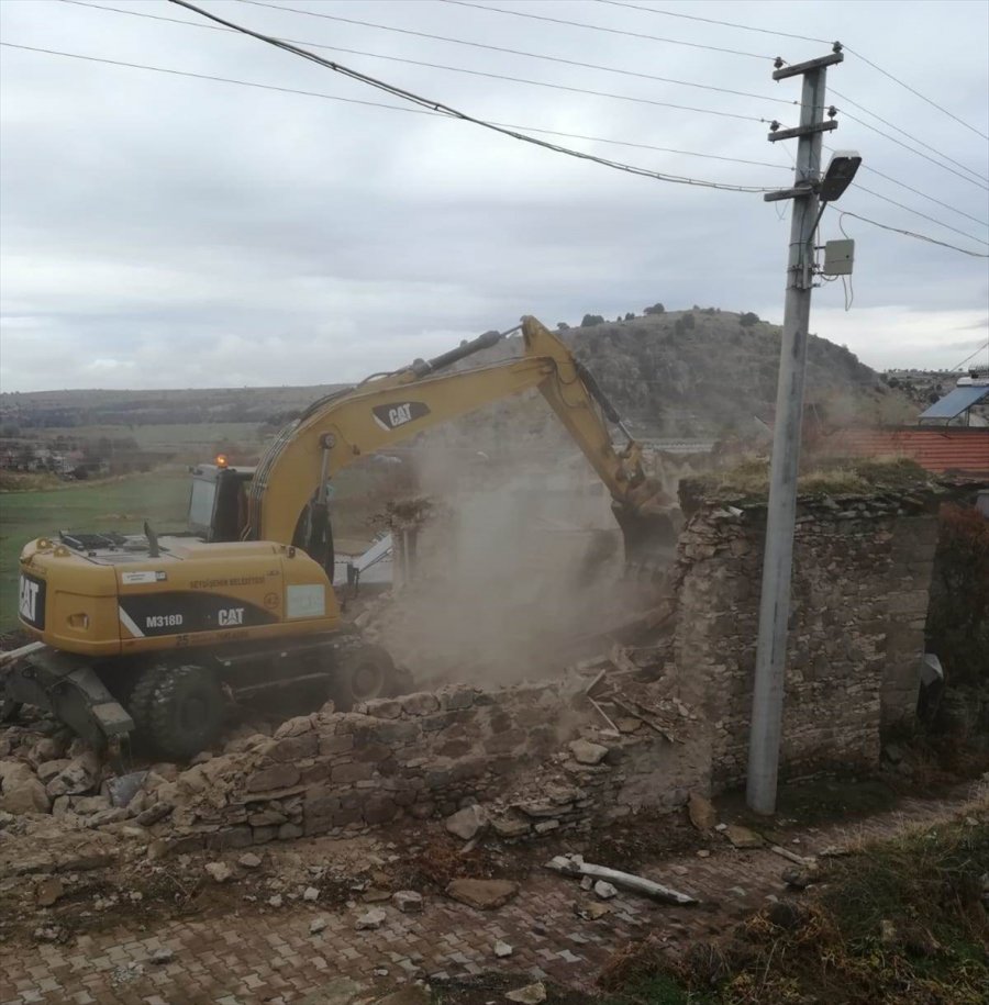 Seydişehir'de Metruk Binalar Yıkılıyor