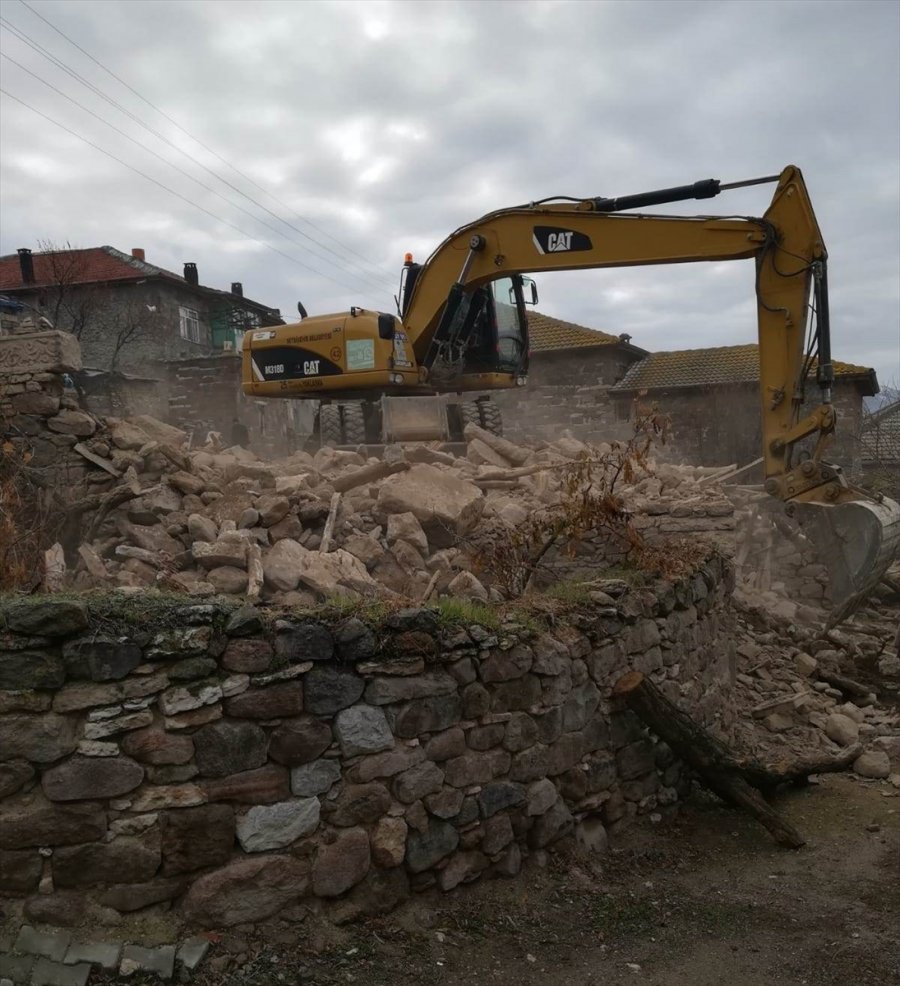 Seydişehir'de Metruk Binalar Yıkılıyor