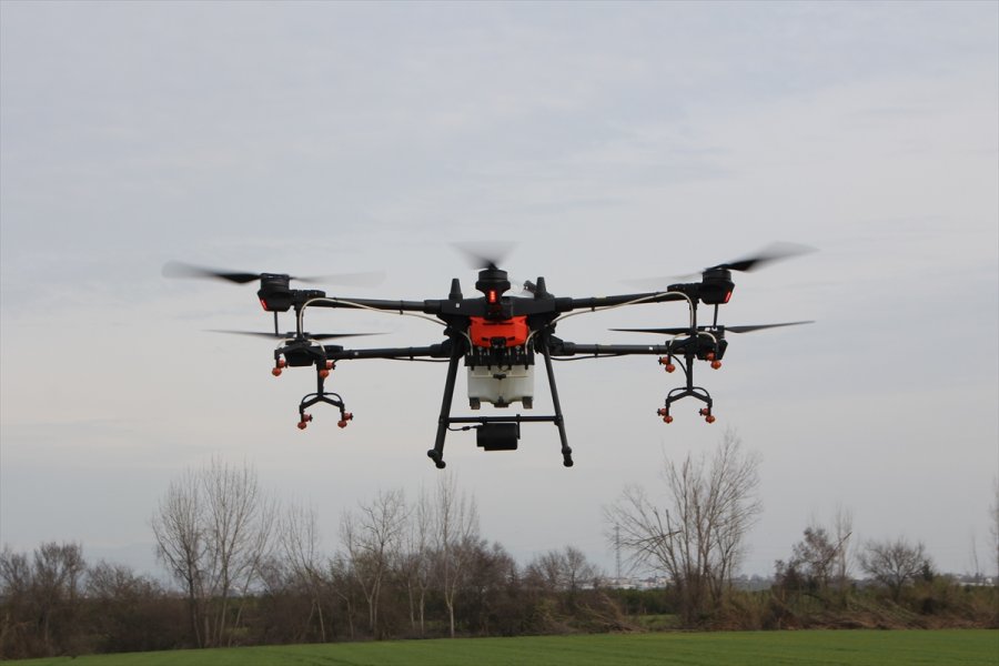 Antalya'da Bir Üretici Üzerinde 10 Litrelik Depo Bulunan Droneyi Zirai İlaçlamada Kullanıyor