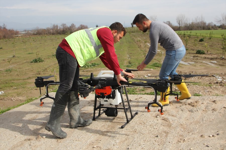 Antalya'da Bir Üretici Üzerinde 10 Litrelik Depo Bulunan Droneyi Zirai İlaçlamada Kullanıyor