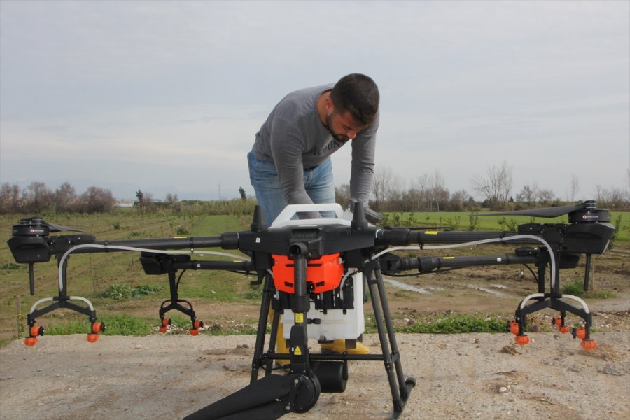 Antalya'da Bir Üretici Üzerinde 10 Litrelik Depo Bulunan Droneyi Zirai İlaçlamada Kullanıyor