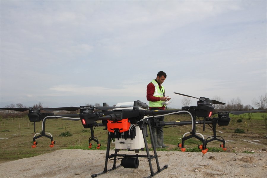 Antalya'da Bir Üretici Üzerinde 10 Litrelik Depo Bulunan Droneyi Zirai İlaçlamada Kullanıyor