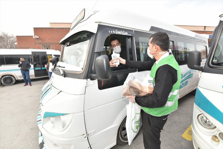 Karatay Belediyesi İlçedeki Taksici Ve Dolmuşçu Esnafına Hijyen Seti Dağıttı